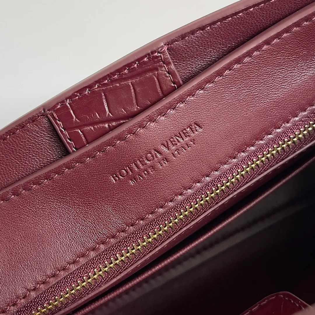 Batch 2880 BOTTEGA VENETA new women's crocodile leather ANDIAMO is shipped! ! ! As a classic model of the BV family, each innovation brings different surprises to fans. There are three ways to carry it with different makeup. Crocodile skin is called the gold in leather and is famous for its top luxury and rarity. During use, the luster of the crocodile skin will not fade or fade with time. No matter how long it is used, it will still remain new. And because each crocodile skin is different, the effect of each crocodile leather bag is different. Style number: 777614 Size: 22*9*15.5cm